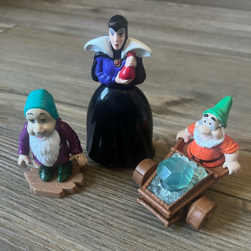 Vintage 92’ Disney Snow White McDonald Happy Meal Toys
2 Dwarfs and Evil Queen
